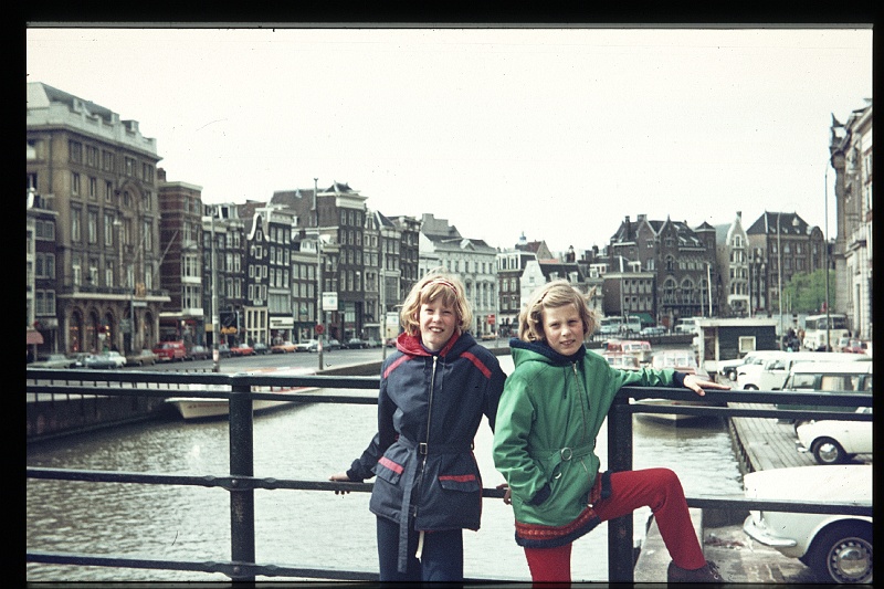 02.Amsterdam mei 1973 Brigitte,Marion.JPG